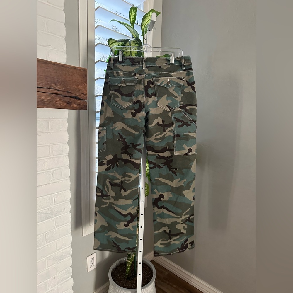 Flamingals Camo Mid Rise Straight Leg Jeans Size Large NWT - Picture 11 of 12
